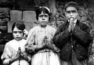 De tre hyrdebørn fra Fatima 1917 med foldede hænder og rosenkranse